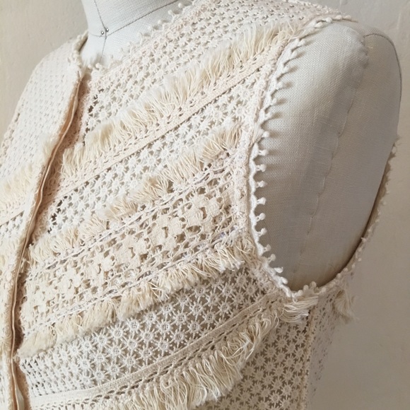 GOEN.J Lace Floral Fringe Sleeveless Button Blouse - Picture 4 of 13